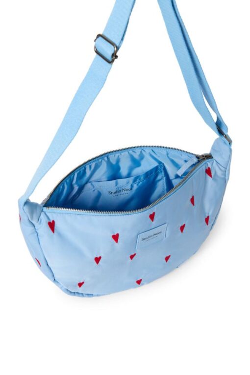 Studio Noos - Puffy Adult Fanny Pack Light Blue Hearts – Bild 2