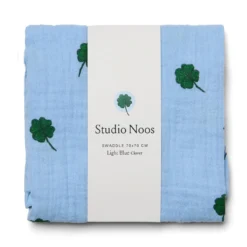 Studio Noos - hellblauem Kleeblatt Swaddle